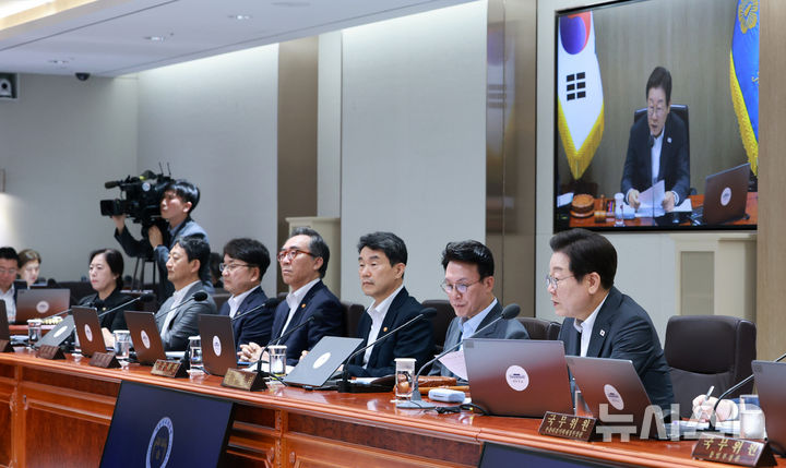 [서울=뉴시스] 고범준 기자 = 이재명 대통령이 8일 서울 용산 대통령실 청사에서 열린 국무회의에서 발언하고 있다. 2025.07.08. bjko@newsis.com