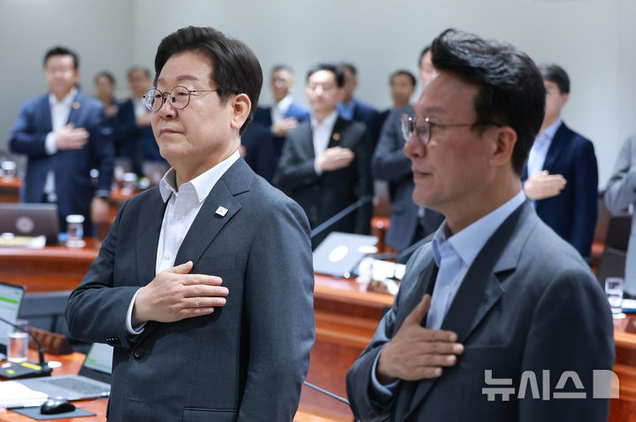 [서울=뉴시스] 고범준 기자 = 이재명 대통령이 8일 서울 용산 대통령실 청사에서 열린 국무회의에서 국기에 경례를 하고 있다. 2025.07.08. bjko@newsis.com