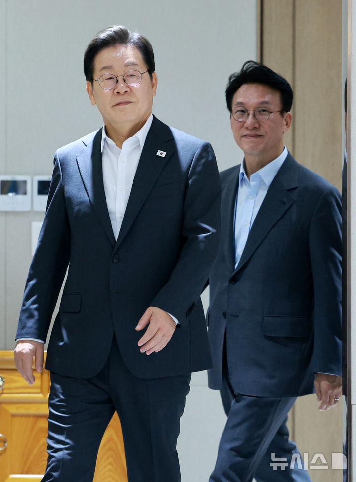[서울=뉴시스] 고범준 기자 = 이재명 대통령이 8일 서울 용산 대통령실 청사에서 열린 국무회의에 입장하고 있다. 2025.07.08. bjko@newsis.com