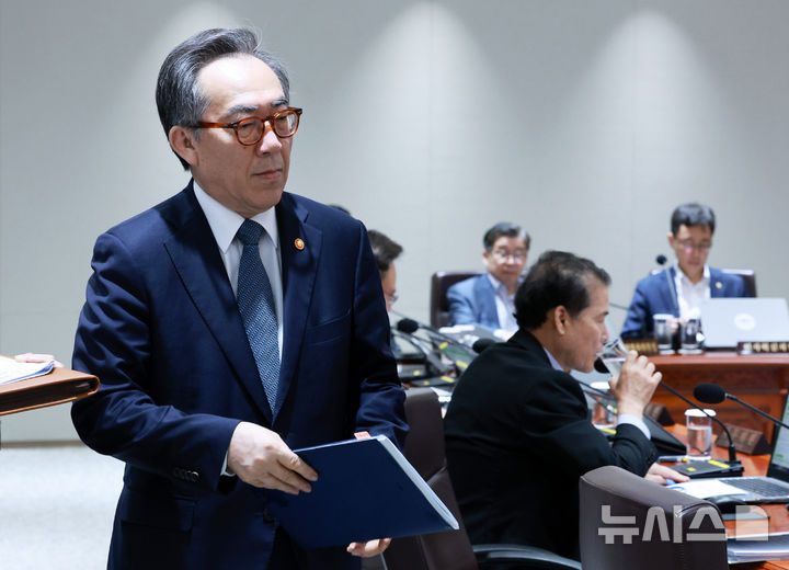 [서울=뉴시스] 고범준 기자 = 조태열 외교부 장관이 8일 서울 용산 대통령실 청사에서 열린 국무회의에 입장하고 있다. 2025.07.08. bjko@newsis.com