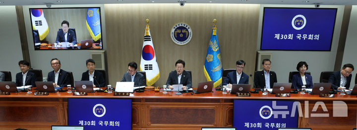 [서울=뉴시스] 고범준 기자 = 이재명 대통령이 8일 서울 용산 대통령실 청사에서 열린 국무회의에서 발언하고 있다. 2025.07.08. bjko@newsis.com