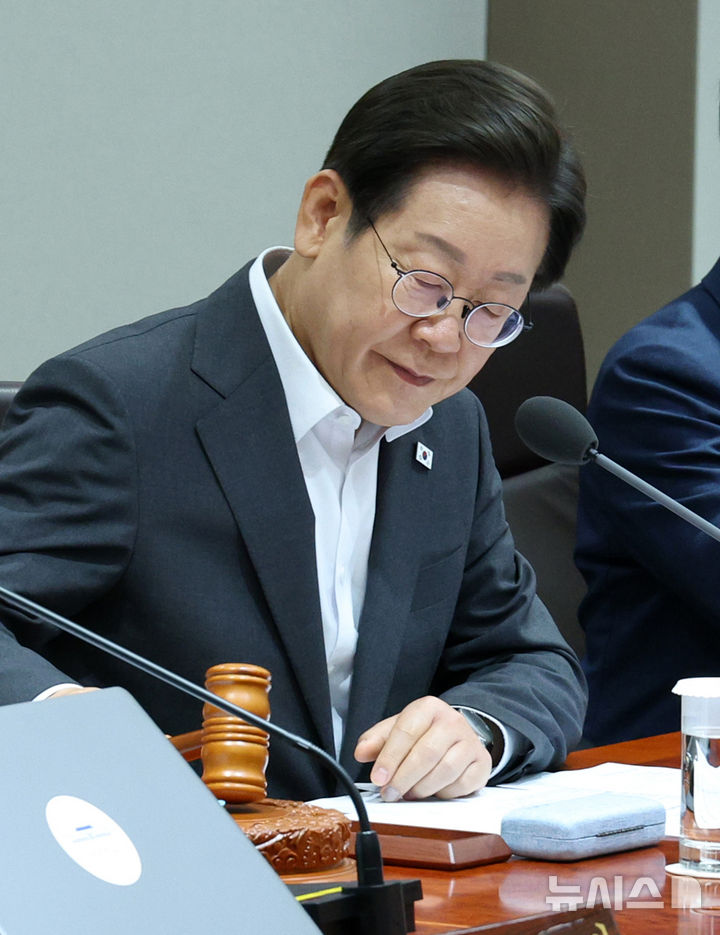 [서울=뉴시스] 고범준 기자 = 이재명 대통령이 8일 서울 용산 대통령실 청사에서 열린 국무회의에서 의사봉을 두드리고 있다. 2025.07.08. bjko@newsis.com