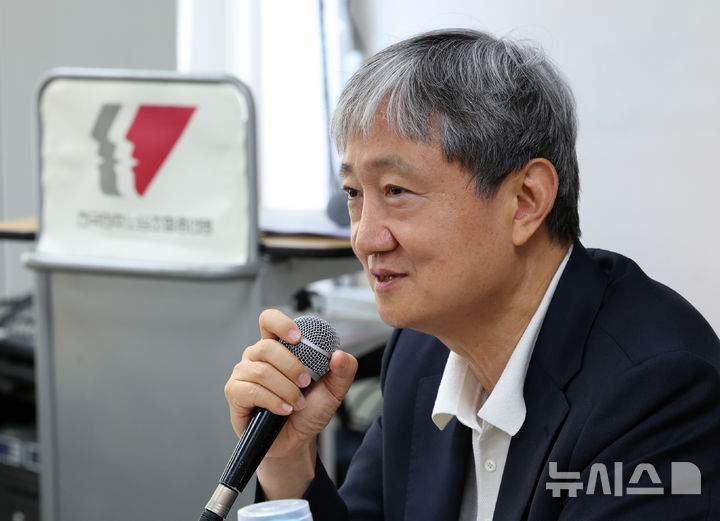 [서울=뉴시스] 최진석 기자 = 이찬진 국정기획위원회 사회1분과장이 8일 서울 중구 정동 민주노총 교육장에서 열린 민주노총·국정기획위원회 정책협의에서 발언하고 있다. 2025.07.08. myjs@newsis.com