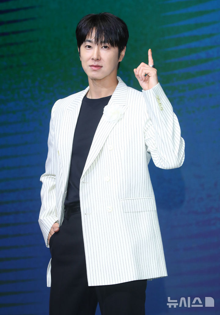 [서울=뉴시스] 김혜진 기자 = 배우 정윤호가 8일 오전 서울 영등포구 콘래드 서울에서 열린 디즈니+의 오리지널 시리즈 '파인: 촌뜨기들' 제작발표회에서 포즈를 취하고 있다. 2025.07.08. jini@newsis.com