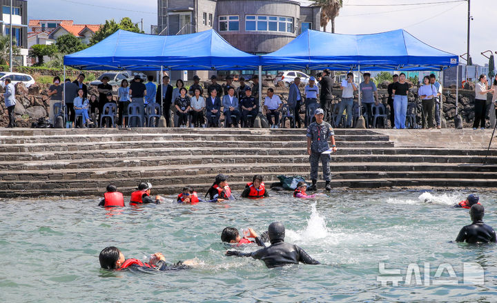 [서귀포=뉴시스] 우장호 기자 = 8일 오전 제주 서귀포시 법환 해녀체험장에서 제주도교육청과 해녀·해군기동함대사령부가 협동해 강정초등학교 학생들에게 '제주형 생존수영' 교육을 하고 있다. 이번 생존수영 교육은 법환 어촌계 해녀, 해군 해난구조대(SSU)가 함께하는 전국 최초의 프로그램으로 서귀포시 관내 초등학교 5~6학년 학생 100여명(3개교)을 대상으로 8월15일까지 운영된다. 2025.07.08. woo1223@newsis.com
