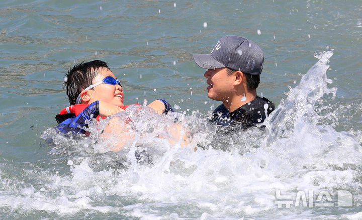 [서귀포=뉴시스] 우장호 기자 = 8일 오전 제주 서귀포시 법환 해녀체험장에서 제주도교육청과 해녀·해군기동함대사령부가 협동해 강정초등학교 학생들에게 '제주형 생존수영' 교육을 하고 있다. 이번 생존수영 교육은 법환 어촌계 해녀, 해군 해난구조대(SSU)가 함께하는 전국 최초의 프로그램으로 서귀포시 관내 초등학교 5~6학년 학생 100여명(3개교)을 대상으로 8월15일까지 운영된다. 2025.07.08. woo1223@newsis.com