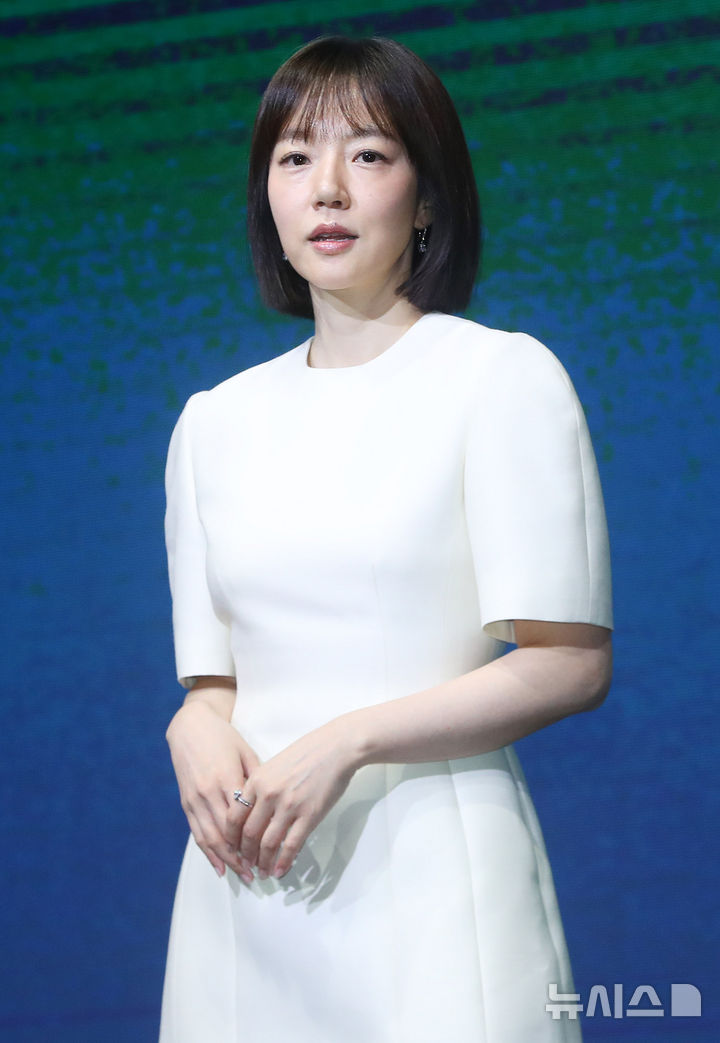 [서울=뉴시스] 김혜진 기자 = 배우 임수정이 8일 오전 서울 영등포구 콘래드 서울에서 열린 디즈니+의 오리지널 시리즈 '파인: 촌뜨기들' 제작발표회에서 포즈를 취하고 있다. 2025.07.08. jini@newsis.com