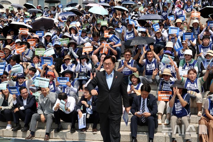 [서울=뉴시스] 조성봉 기자 = 우원식 국회의장이 8일 오전 서울 여의도 국회 본청 계단에서 열린 발달장애인 권리 확대를 요구하는 오체투지 투쟁 보고대회에서 발언을 하기 위해 이동하고 있다. 2025.07.08. suncho21@newsis.com
