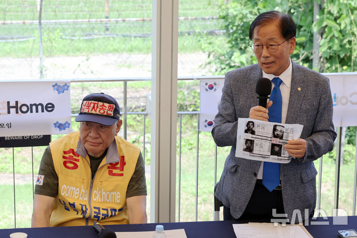 [파주=뉴시스] 조성우 기자 = 윤후덕(오른쪽) 더불어민주당 의원이 8일 경기 파주시 임진각 한반도생태평화 종합관광센터에서 열린 대북 전단 살포 중단 합의 공동기자회견에서 발언하고 있다. 왼쪽은 최성룡 납북자피해가족연합회 대표. 2025.07.08. xconfind@newsis.com