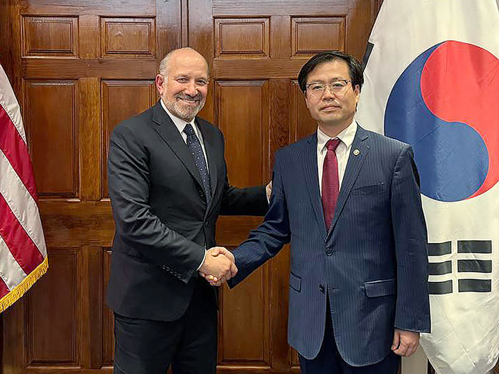 [서울=뉴시스] 여한구 산업통상자원부 통상교섭본부장이 7일 미국 워싱턴DC 상부무에서 하워드 러트닉 미국 상무부 장관과 면담에 앞서 기념촬영을 하고 있다. (사진=산업통상자원부 제공) 2025.07.08. photo@newsis.com *재판매 및 DB 금지
