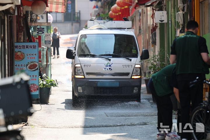 [서울=뉴시스] 권창회 기자 = 서울을 비롯한 전국 대부분 지역에 폭염경보가 발효된 8일 서울 용산구 동자동 쪽방촌에서 용산구 관계자가 도로에 물을 뿌리며 더위를 식히고 있다. 2025.07.08. kch0523@newsis.com