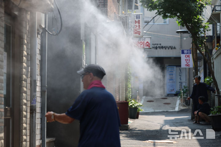[서울=뉴시스] 권창회 기자 = 서울을 비롯한 전국 대부분 지역에 폭염경보가 발효된 8일 서울 용산구 동자동 쪽방촌에서 쿨링포그가 작동되고 있다. 2025.07.08. kch0523@newsis.com
