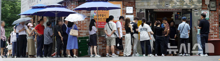 [서울=뉴시스] 홍효식 기자 = 연일 찜통더위가 이어지고 있는 8일 서울 시내 한 냉 콩국수 전문점을 찾은 시민들이 입장을 기다리고 있다. 2024.07.08. yesphoto@newsis.com