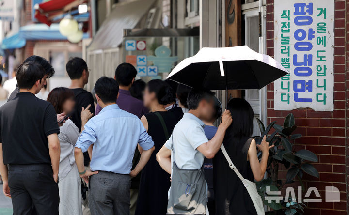 [서울=뉴시스] 홍효식 기자 = 연일 찜통더위가 이어지고 있는 8일 서울 시내 한 냉면 전문점을 찾은 시민들이 입장을 기다리고 있다. 2024.07.08. yesphoto@newsis.com