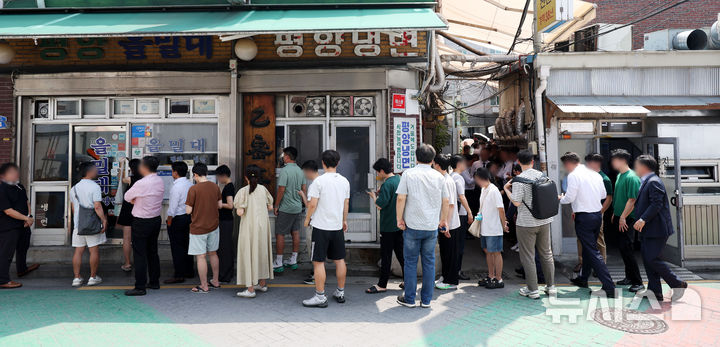 [서울=뉴시스] 홍효식 기자 = 연일 찜통더위가 이어지고 있는 8일 서울 시내 한 냉면 전문점을 찾은 시민들이 입장을 기다리고 있다. 2024.07.08. yesphoto@newsis.com