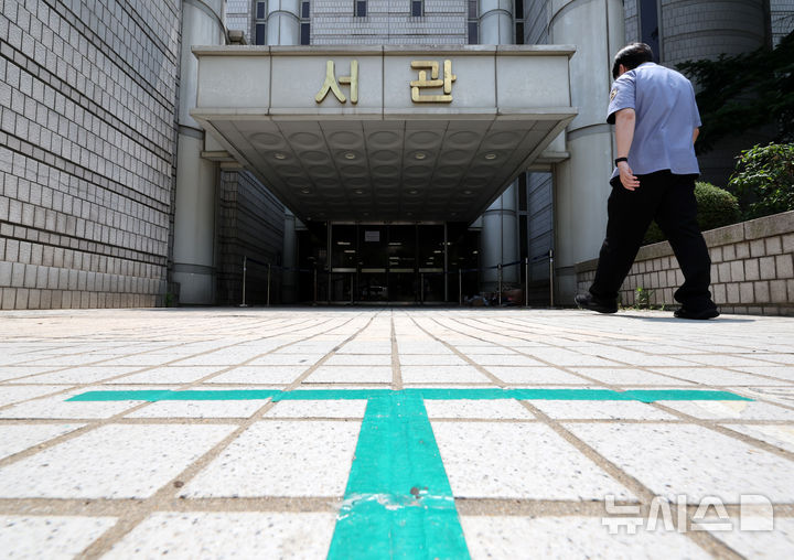 [서울=뉴시스] 배훈식 기자 = 윤석열 전 대통령의 구속 여부를 결정할 구속 전 피의자 심문(영장실질심사)을 하루 앞둔 8일 오후 서울 서초구 서울중앙지방법원에 언론사 포토라인이 설치돼 있다. 조은석 내란특검팀은 지난 6일 윤 전 대통령에 대해 체포영장 집행 저지 등 5가지 협의로 구속영장을 청구했다. 2025.07.08. dahora83@newsis.com