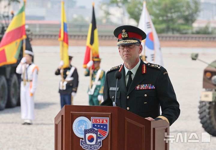 [평택=뉴시스] 사진공동취재단 = 데릭 맥컬리 유엔사 부사령관이 8일 오전 경기 평택시 캠프험프리스 바커필드 연병장에서 열린 유엔사 창립 기념행사에서 환영사를 하고 있다.1950년 7월 7일 창설된 유엔군사령부(유엔사)는 호주, 벨기에, 캐나다, 콜롬비아, 덴마크, 프랑스, 독일, 그리스,이탈리아, 네덜란드 , 뉴질랜드, 노르웨이, 필리핀, 남아프리카 공화국, 태국, 터키, 영국, 미국으로 구성돼 있고 대한민국은 주둔국으로 참가하고 있다. 2025.07.08. photo@newsis.com