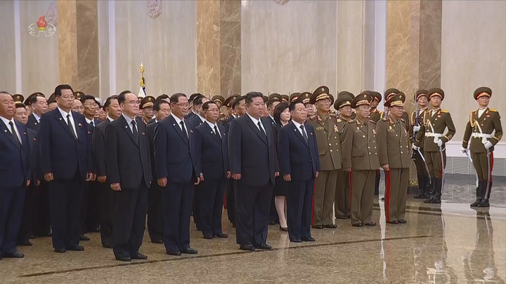 [서울=뉴시스] 김정은 북한 국무위원장이 8일 김일성 주석 사망 31주기를 맞아 금수산태양궁전을 참배하고 있다. 김 위원장은 이날 0시 금수산태양궁전을 찾았으며 박태성, 최룡해, 조용원 등 당 중앙위원회 정치국 상무위원 및 당정 간부 등이 동행했다. (사진=조선중앙TV 캡쳐) 2025.07.08. photo@newsis.com *재판매 및 DB 금지