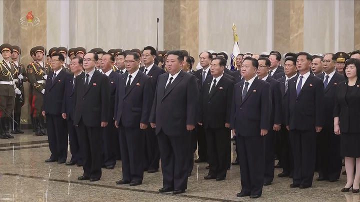 [서울=뉴시스] 김정은 북한 국무위원장이 7월 8일 김일성 주석 사망 31주기를 맞아 금수산태양궁전을 참배하고 있다. 김 위원장은 이날 0시 금수산태양궁전을 찾았으며 박태성, 최룡해, 조용원 등 당 중앙위원회 정치국 상무위원 및 당정 간부 등이 동행했다. (사진=조선중앙TV 캡쳐) 2025.08.15. photo@newsis.com *재판매 및 DB 금지