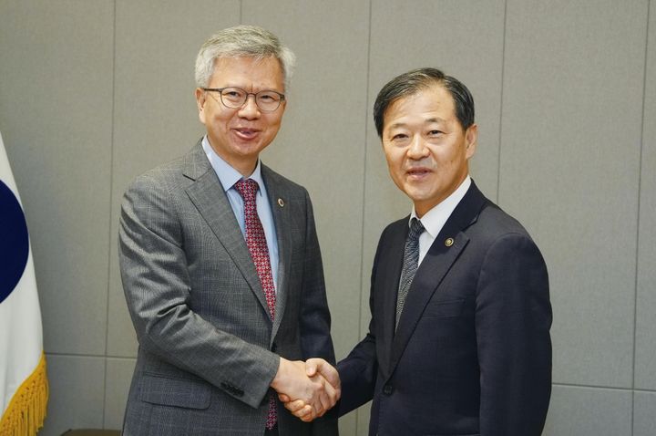 [서울=뉴시스] 김택우 대한의사협회장이 8일 서울 용산구 대한의사협회에서 이형훈 보건복지부 2차관과 만나 기념촬영을 하고 있다.(사진=대한의사협회 제공) 2025.07.08. photo@newsis.com *재판매 및 DB 금지