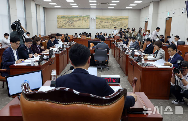 [서울=뉴시스] 고승민 기자 = 김영호 국회 교육위원장이 8일 서울 여의도 국회에서 열린 교육위원회 전체회의를 주재하고 있다. 2025.07.08. kkssmm99@newsis.com