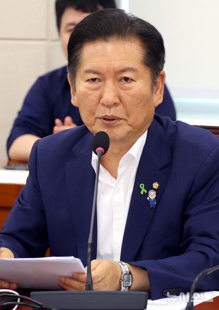 [서울=뉴시스] 조성봉 기자 = 정청래 더불어민주당 의원이 8일 오후 서울 여의도 국회에서 열린 국방위원회 전체회의에서 인사말을 하고 있다. 2025.07.08. suncho21@newsis.com