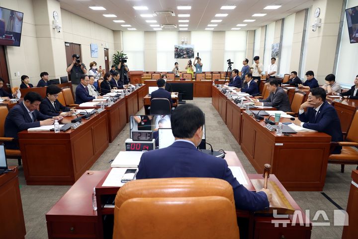 [서울=뉴시스] 조성봉 기자 = 성일종 국회 국방위원장이 8일 오후 서울 여의도 국회에서 열린 국방위원회 전체회의에서 국무위원후보자(국방부 장관 안규백) 인사청문회 실시 계획서 채택의 건 가결을 선언하고 있다. 2025.07.08. suncho21@newsis.com