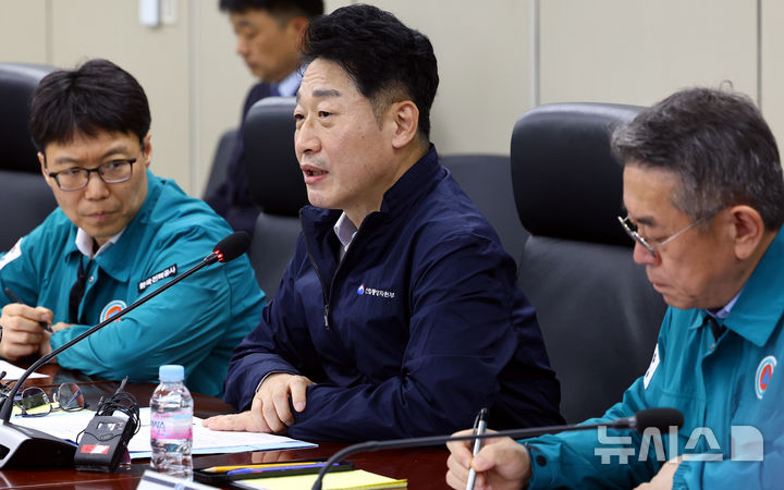 [서울=뉴시스] 박주성 기자 = 이호연 산업통상자원부 제2차관이 8일 서울 서초구 한전아트센터에서 25년 여름철 피크대비 전력수급 준비상황 점검 회의를 주재하고 있다. 2025.07.08. park7691@newsis.com