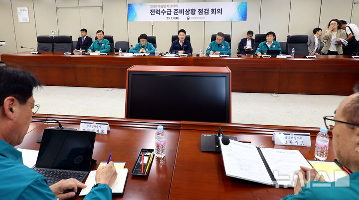 [서울=뉴시스] 박주성 기자 = 이호연 산업통상자원부 제2차관이 8일 서울 서초구 한전아트센터에서 25년 여름철 피크대비 전력수급 준비상황 점검 회의를 주재하고 있다. 2025.07.08. park7691@newsis.com