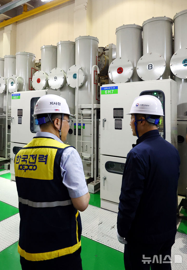 [서울=뉴시스] 박주성 기자 = 이호연 산업통상자원부 제2차관이 8일 서울 서초구 신양재 변전소에서 전력수급 상황을 점검하고 있다. 2025.07.08. park7691@newsis.com