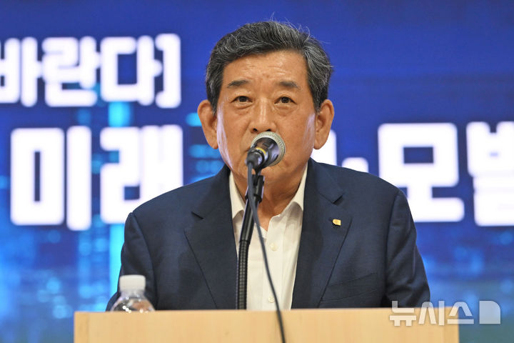 [광주=뉴시스] 이영주 기자 = 한상원 광주상공회의소장이 8일 오후 광주 동구 전일빌딩245에서 열린 새정부에 바란다-광주의 미래, AI·모빌리티 정책포럼에 참여해 축사하고 있다. 2025.07.08. leeyj2578@newsis.com