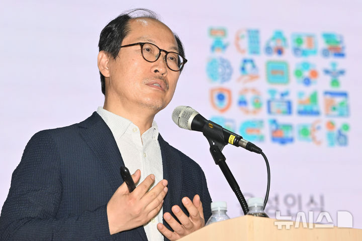 [광주=뉴시스] 이영주 기자 = 이지형 한국인공지능학회장이 8일 오후 광주 동구 전일빌딩245에서 열린 새정부에 바란다-광주의 미래, AI·모빌리티 정책포럼 2부 기조발제에 나서 '범용인공지능 시대의 미래와 도전 과제'를 주제로 발표하고 있다. 2025.07.08. leeyj2578@newsis.com