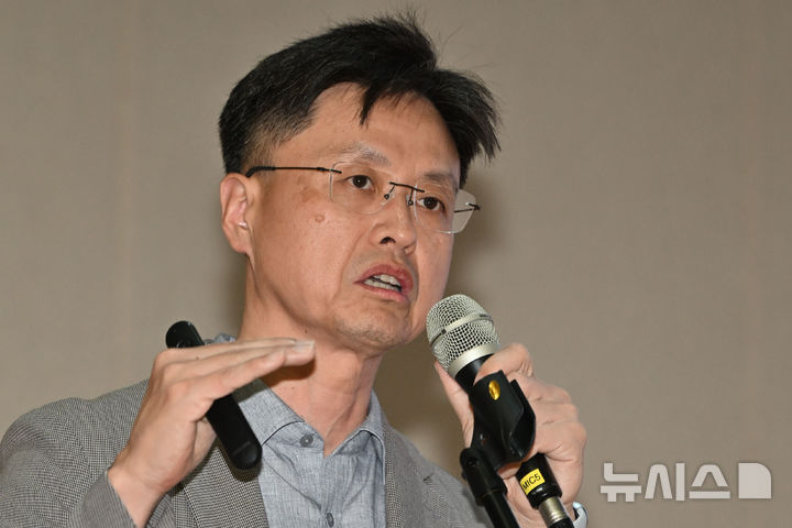 [광주=뉴시스] 이영주 기자 = 오상진 광주시 인공지능산업융합사업단장이 8일 오후 광주 동구 전일빌딩245에서 열린 '새정부에 바란다-광주의 미래, AI·모빌리티 정책포럼'에 참여해 'AI 넥서스 시티 광주, AX 실증밸리로 미래도시 구현'을 주제로 발표하고 있다. 2025.07.08. leeyj2578@newsis.com