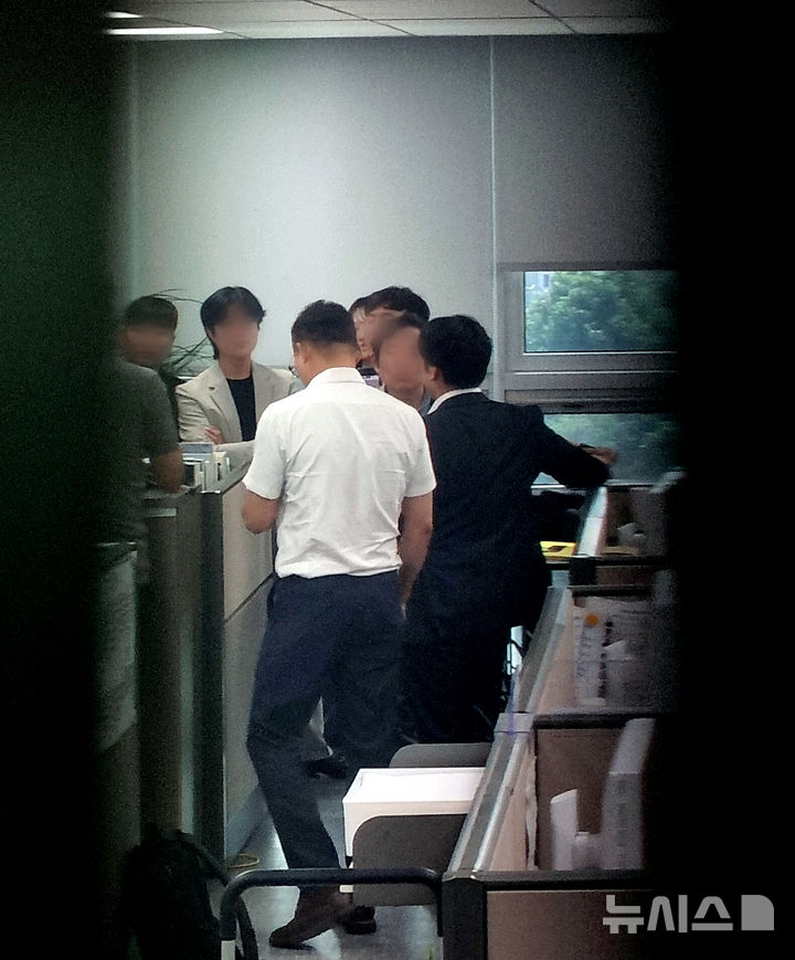 [서울=뉴시스] 김금보 기자 = 김건희 여사의 '공천개입 의혹' 수사하는 특별검사팀이 8일 서울 여의도 국회 의원회관에서 윤상현 국민의힘 의원실을 압수수색 하고 있다. 2025.07.08. kgb@newsis.com