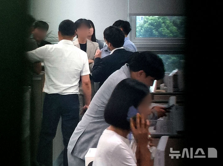 [서울=뉴시스] 김금보 기자 = 김건희 여사의 '공천개입 의혹' 수사하는 특별검사팀이 8일 서울 여의도 국회 의원회관에서 윤상현 국민의힘 의원실을 압수수색 하고 있다. 2025.07.08. kgb@newsis.com