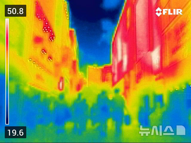 [서울=뉴시스] 이영환 기자 = 서울의 낮기온이 37.1도까지 오르며 기상청이 근대적인 관측을 시작한 이래 7월 상순 기온으로 최고치를 기록한 8일 오후 서울 중구 명동의 개문냉방 영업중인 상점의 입구와 외부가 대비되고  있다. 열화상 카메라로 촬영한 사진은 온도가 높을수록 붉은색, 낮을수록 푸른색을 나타낸다. 2025.07.08. 20hwan@newsis.com