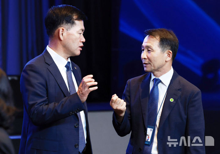 [서울=뉴시스] 최동준 기자 = 김현종(오른쪽) 국가안보실 1차장과 석종건 방위사업청장이 8일 서울 용산구 그랜드 하얏트 서울에서 열린 제1회 방위산업의 날 토론회에서 대화하고 있다. (대통령실통신사진기자단) 2025.07.08. photocdj@newsis.com