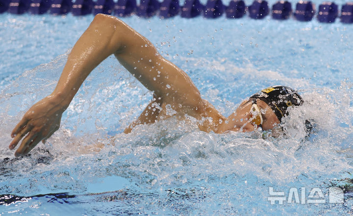 [진천=뉴시스] 김근수 기자 = 2025 싱가포르 세계수영선수권대회 수영 국가대표 김우민이 8일 충북 진천선수촌 수영센터에서 훈련을 하고 있다. 2025.07.08. ks@newsis.com