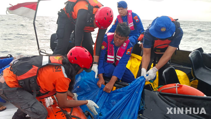 [ 바뉴왕기( 인도네시아)=신화/뉴시스]인도네시아 바뉴왕기 북부에서 해상 구조대가 7월8일&nbsp; 1주일전 침몰한 페리 여객선의 승객 시신을 수습하고 있다. 2025. 07.16. 