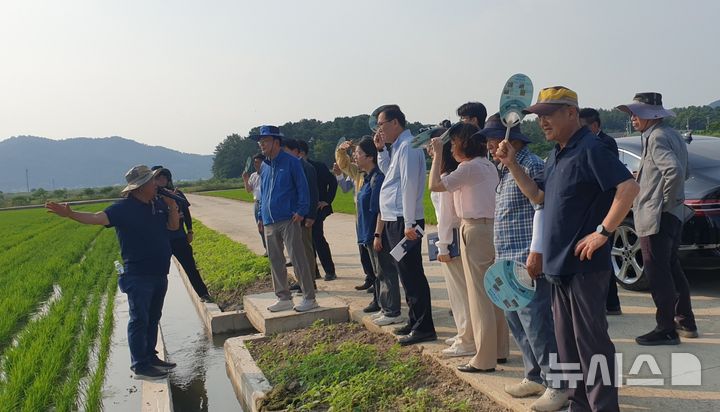 ㈜지금강이엔지는 8일 전남 나주시 동강면 간척 농지에서 진행한 '대규모 마른논 무써레질 이앙·건답직파 신기술'로 재배한 벼 현장 평가회를 통해 대규모 농지의 벼 농사 노동력 절감 방안을 입증했다. (사진=㈜지금강이엔지 제공) photo@newsis.com