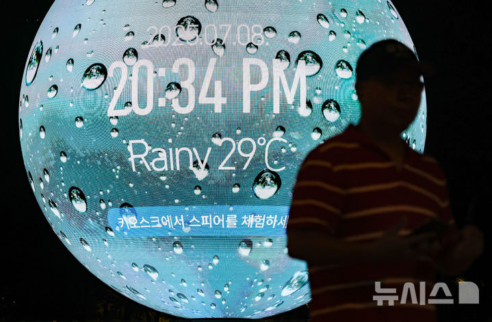 [서울=뉴시스] 황준선 기자 = 서울에 연일 열대야 현상이 지속되고 있는 8일 밤 서울 송파구의 한 조형물에 현재 기온이 표출되고 있다. 2025.07.08. hwang@newsis.com