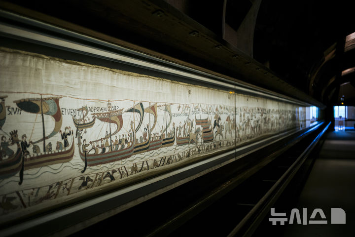 [AP/뉴시스] 70m 길이의 색실 자수공예품 바이외 태피스트리. 11세기 노르만족의 잉글랜드 정복 직후 영국서 제작되어 프랑스로 건너간 것으로 알려져있다.