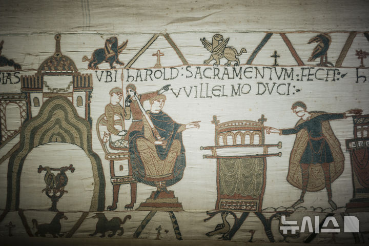 [AP/뉴시스] 북서 프랑스 통치의 노르만족이 잉글랜드를 침입해 승리한 뒤 1066년 윌리엄 정복왕이 해롤드 고드윈슨으로부터 왕위를 물려받는 장면&nbsp; 