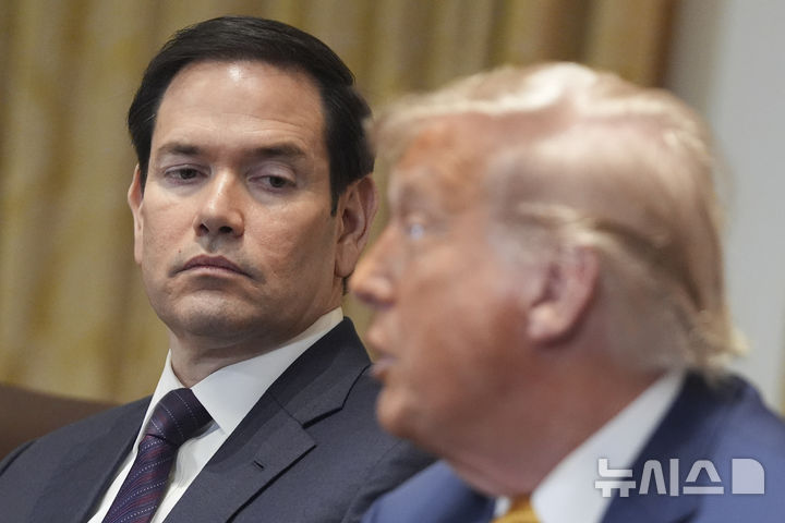 [워싱턴=AP/뉴시스] 마코 루비오 미국 국무장관이 8일(현지 시간) 워싱턴DC 백악관에서 도널드 트럼프 대통령이 주재한 내각회의에 참석해 있다. 루비오 장관은 이날부터 12일까지 말레이시아를 방문한다. 2025.07.09.