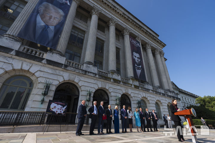 [워싱턴=AP/뉴시스] 브룩 롤린스 미국 농무부 장관이 8일(현지 시간) 워싱턴에서 기자회견을 열어 외국인의 미국 농지 구매를 제한할 것이라고 발표하고 있다. 2025.07.09.