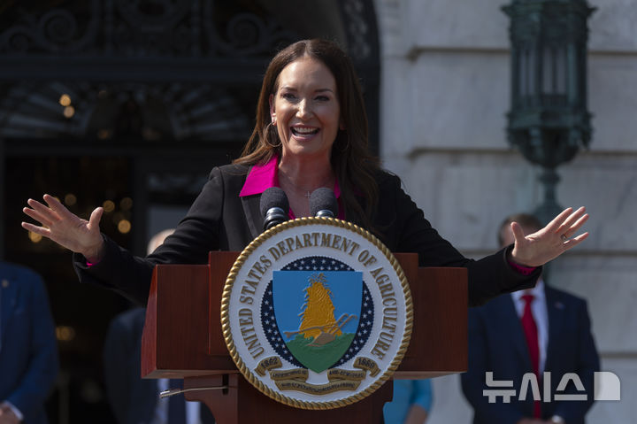 [워싱턴=AP/뉴시스] 브룩 롤린스 미국 농무부 장관이 8일(현지 시간) 워싱턴에서 기자회견을 열어 외국인의 미국 농지 구매를 제한할 것이라고 밝혔다. 2025.07.09.