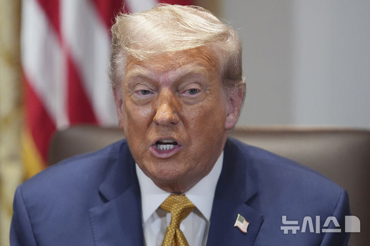 [워싱턴=AP/뉴시스] 도널드 트럼프 미국 대통령이 8일(현지 시간) 백악관에서 열린 내각회의에서 발언하고 있다. 트럼프 대통령은 중국과 잘 지내고 있다며, 무역 협상에서 공정하게 임하고 있다고 평가했다. 2025.07.09.