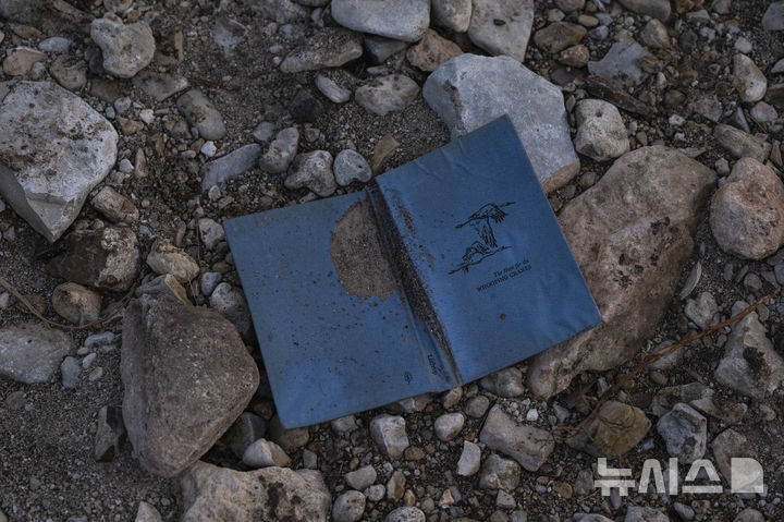 <font style="vertical-align: inherit;"><font style="vertical-align: inherit;">[텍사스=AP/뉴시스] 8일(현지 시간) 미국 텍사스주 헌트 캠프 미스틱 인근 과달루페 강에서 홍수로 인해 밀려온 책이 놓여져 있다. 2025.07.09.</font></font>