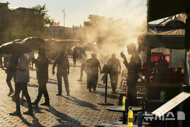 [이스탄불=AP/뉴시스] 국제 신용평가사 무디스는 튀르키예의 국가신용등급을 B1에서 Ba3으로 상향 조정했다. 사진은 지난 8일 튀르키예 이스탄불의 한 인기 생선요리 전문 식당에서 직원이 무더위 속 음료수를 마시며 손님을 기다리고 있는 모습. 2025.07.26.
