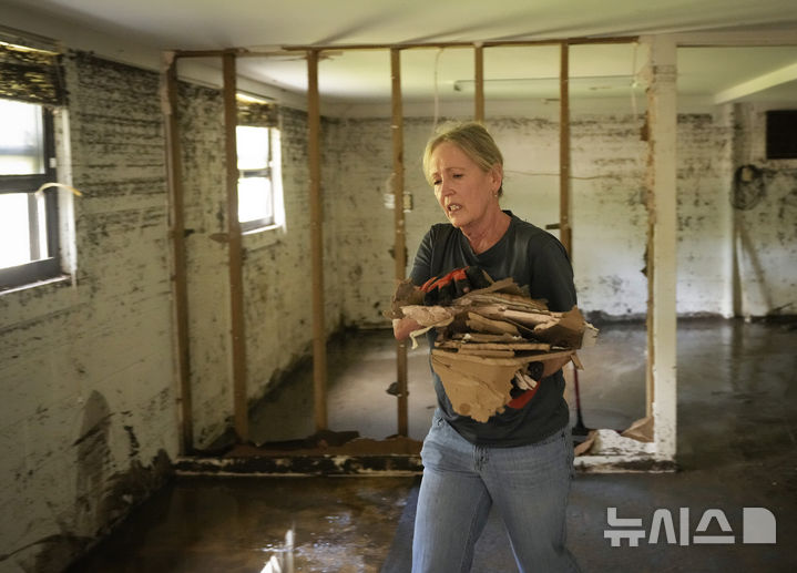 <font style="vertical-align: inherit;"><font style="vertical-align: inherit;">[텍사스=AP/뉴시스] 8일(현지 시간) 미국 텍사스주 잉그램의 홍수 피해를 입은 주택에서 한 여성이 잔해를 치우고 있다. 2025.07.09.</font></font>